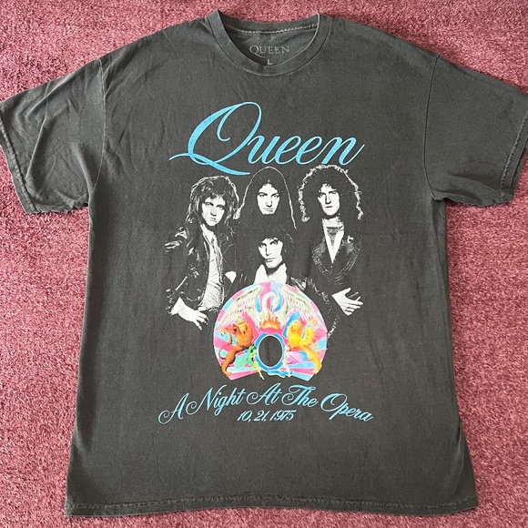QUEEN A NIGHT AT THE OPERA VINTAGE WASH PREMIUM GRAPHIC T SHIRT SIZE L - Picture 1 of 5